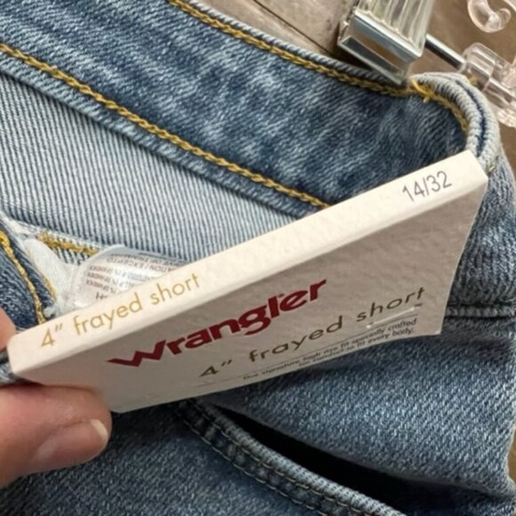 Wrangler High Rise Cut Off Denim Jean Shorts Faded Falcon Print Size 14/32 - Picture 9 of 9